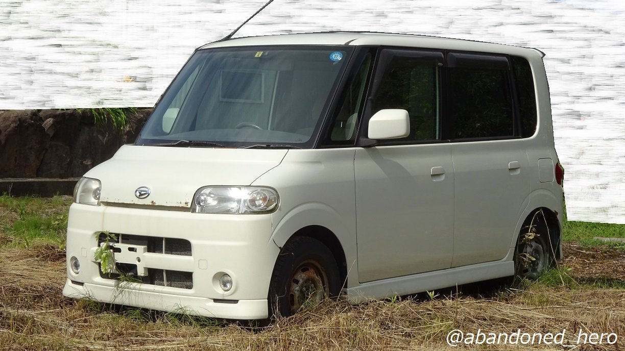 草ヒロ写真館byぱぁたん ダイハツタント まーじすか な一台 以前もタントのヤード放置車を紹介しましたが これは畑にデンと置かれており 生粋の倉庫車な様子 こういうの見ると嬉しくなっちゃいますねぇ まだまだ日本の 草ヒロ趣味の将来は明るいようです