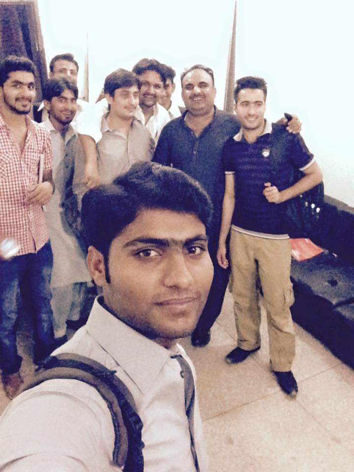 Rahatmalkeraa's tweet photo. مرشد اے فوٹو 5 سال پچھلے چھکایا ہم نے
 💓
ویسے تو زندگی میں واسطۂ ۂر دور میں ۂر موڑ پر ٹیچرز سے رۂا ۂے ! اور چل رۂا ۂے مرشد سر عزیز نیازی صاحب وه استاد محترم ۂیں جنۂوں نے ۂماری زندگیوں کے رخ موڑ دیے ! سلامت رۂیں ۂماری زندگی لگ جاے❤ 
#SirAzizNiazi 
#Iqbaltown #awanTown 
#2k15 https://t.co/DaTILoXGRV