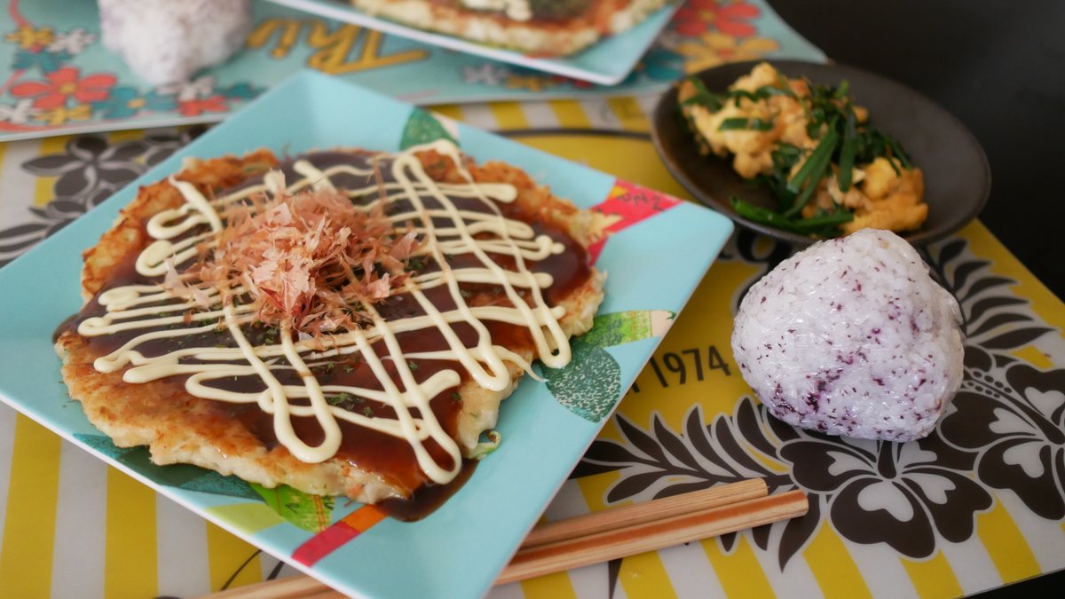 Aloha Town Net 男の自宅飯inハワイ第74夜 お好み焼き Cookathome Hawaii 食べる楽しみ おうちごはん 男の自炊 節約生活 キャベツの千切りが上手さの秘訣 キャベツ150g 豚80g 卵 ネギ 揚げ玉 ほしエビ お好み焼き粉 ソース 青のり