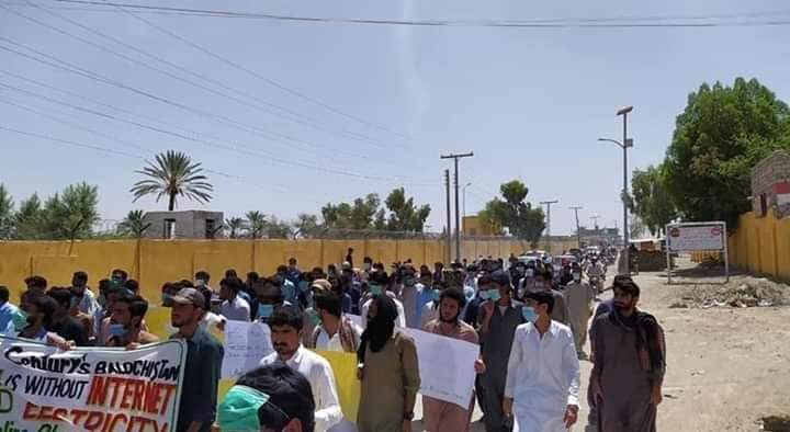 DWMOfficial's tweet image. Today 16 June Protest Going with Proper SOPs Following..and We Are Still On Strike...As We Can&apos;t Give Up Struggle At Any Lollypop By HEC...
Fulfill Demands ... Struggle Going..
#HECGivingLollyPop
#HEC_PromoteToNextSemester 
#OnlineClasses 
Continue Supporting..Spread Our Msg