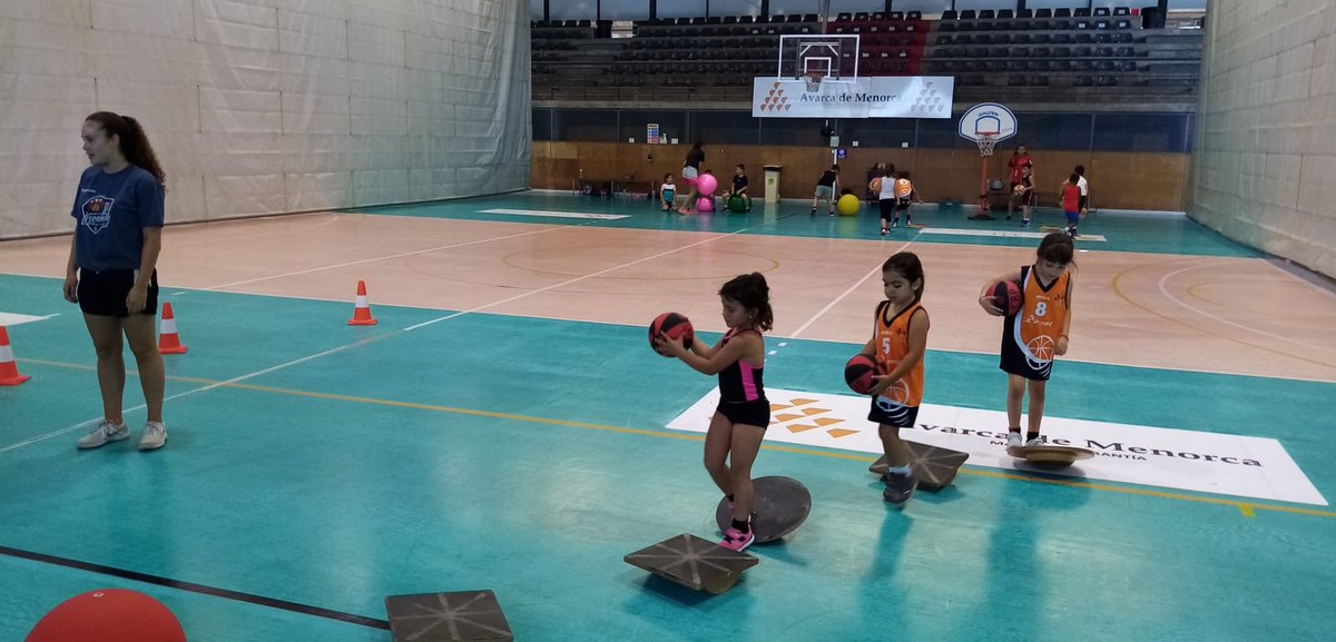 CBPonent's tweet photo. EN PONENT ARRANCAN LOS PRIMEROS ENTRENOS POST CONFINAMIENTO💪🏼 LOS MÁS PEQUEÑOS YA BOTAN... 🧡🏀🦁
SOMEQUIPSOMPONENT⛹🏼♀️⛹🏽♂️
#somequipsomponent #volvemosmejores #noparamos #cbponent #ponentonfire #basquetvalorscreixentjunts #viuesbàsquet https://t.co/XojGo5koeS