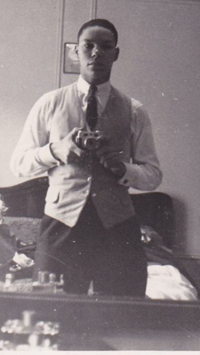 AFZappa's tweet image. Old School Cool look for "The World's Greatest Hero". 
Colin Powell was quite the hipster cutie - I approve of the Kodak Signet 35 and the dapper vest. ;)
#DapperAF #OldSchoolCool #Kodachrome #ColonBowel