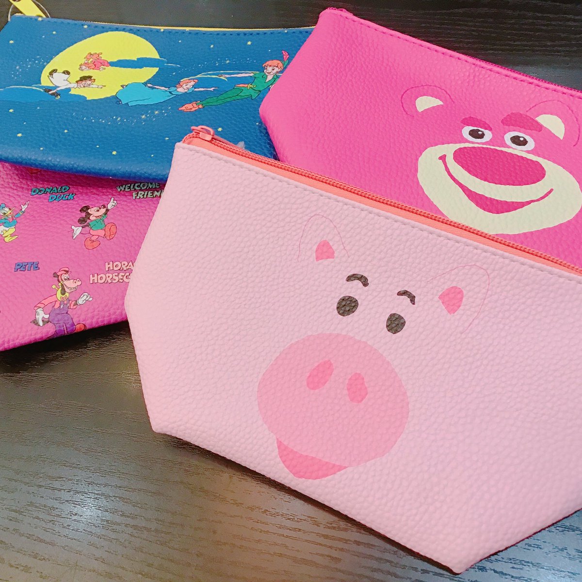 サンキューマートららぽーと海老名店 商品紹介 サンキューマート限定ディズニーグッズより 台形ポーチのご紹介です ハム ロッツォ ピーターパン ミッキー フレンズ の4種類展開です 少しレトロなカラーとイラストが可愛く サンキューマートららぽーと海老名店 商品紹介 サンキューマート限定ディズニーグッズより 台形ポーチのご紹介です ハム ロッツォ ピーターパン ミッキー フレンズ の4種類展開です 少しレトロなカラーとイラストが可愛く