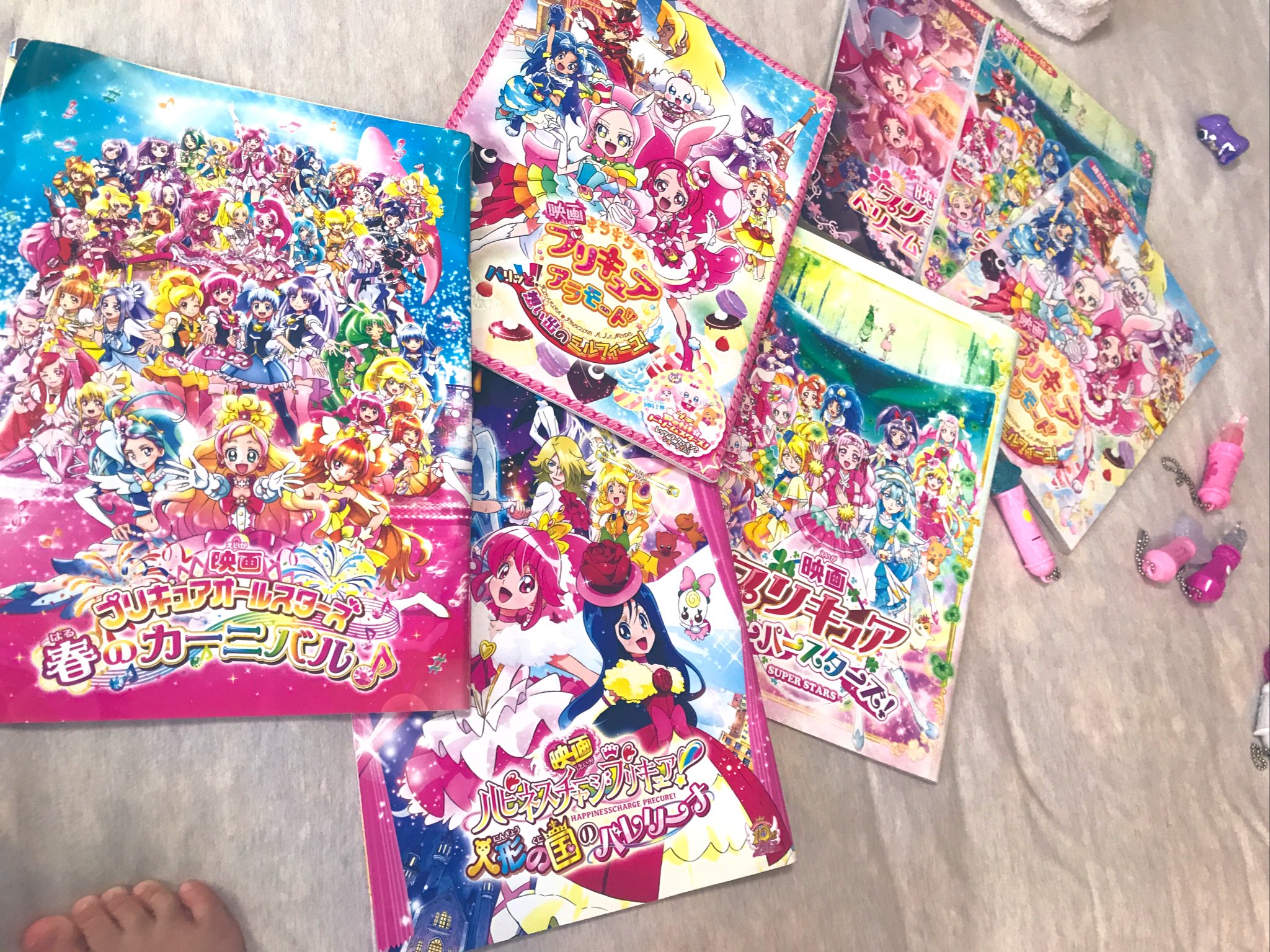 Rei ほぼ自宅で過ごしてる息子くんがプリキュア映画にハマってまして 眠ってた映画グッズ引っ張り出してきたんですが ミラクルライトの電池交換した事ある方います 方法載せてくれてるサイト見つけたのですが ペンチとか使って大変そう でも光らせ