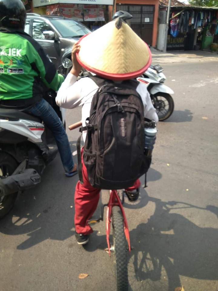cara cerdas hadapi panas 😄 
no helm no problem, lha wong emang gak wajib~ toh tujuannya itu bersepeda dari rumah ke sekolah dan sebaliknya, bukan yang mau balapan atau jumpalitan 😄