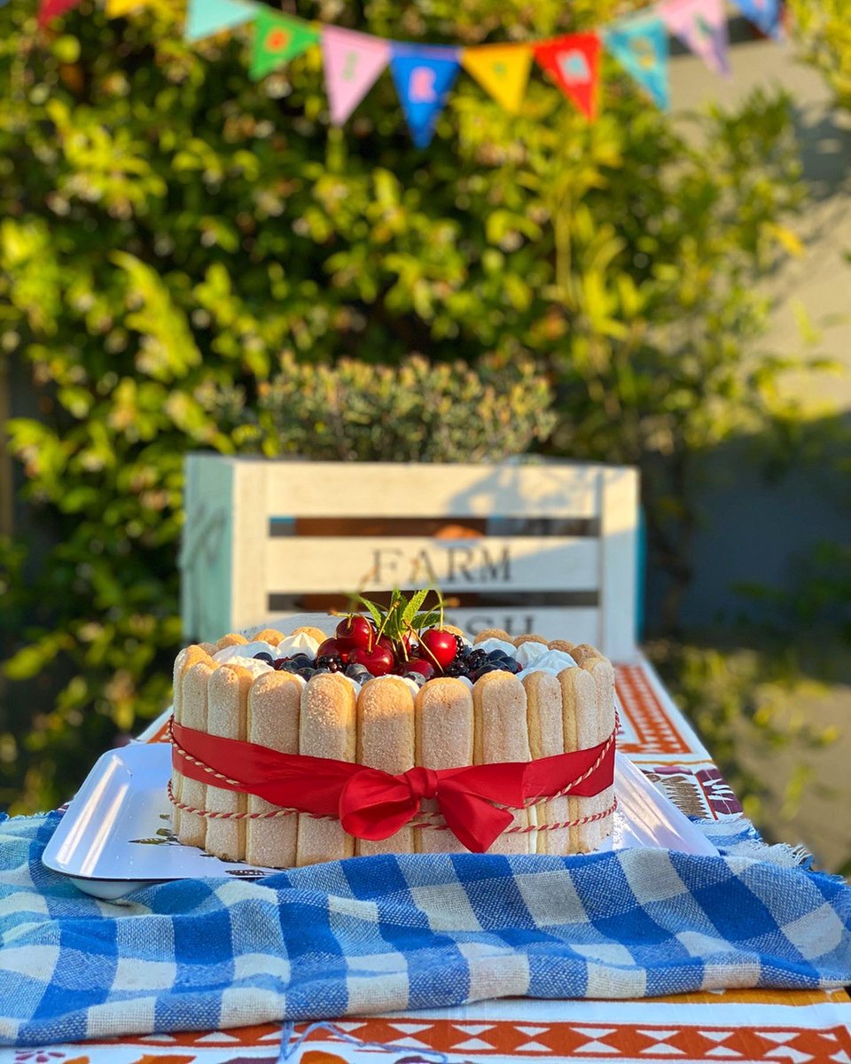 _FoodAddicted's tweet image. Charlotte ai frutti di bosco e ciliegie 🍒 #foodaddicted #sunday #food #foodie #instafood #cibo #fattoincasadabenedetta #cucinaitaliana  #italianfood #happybirthday #charlotte