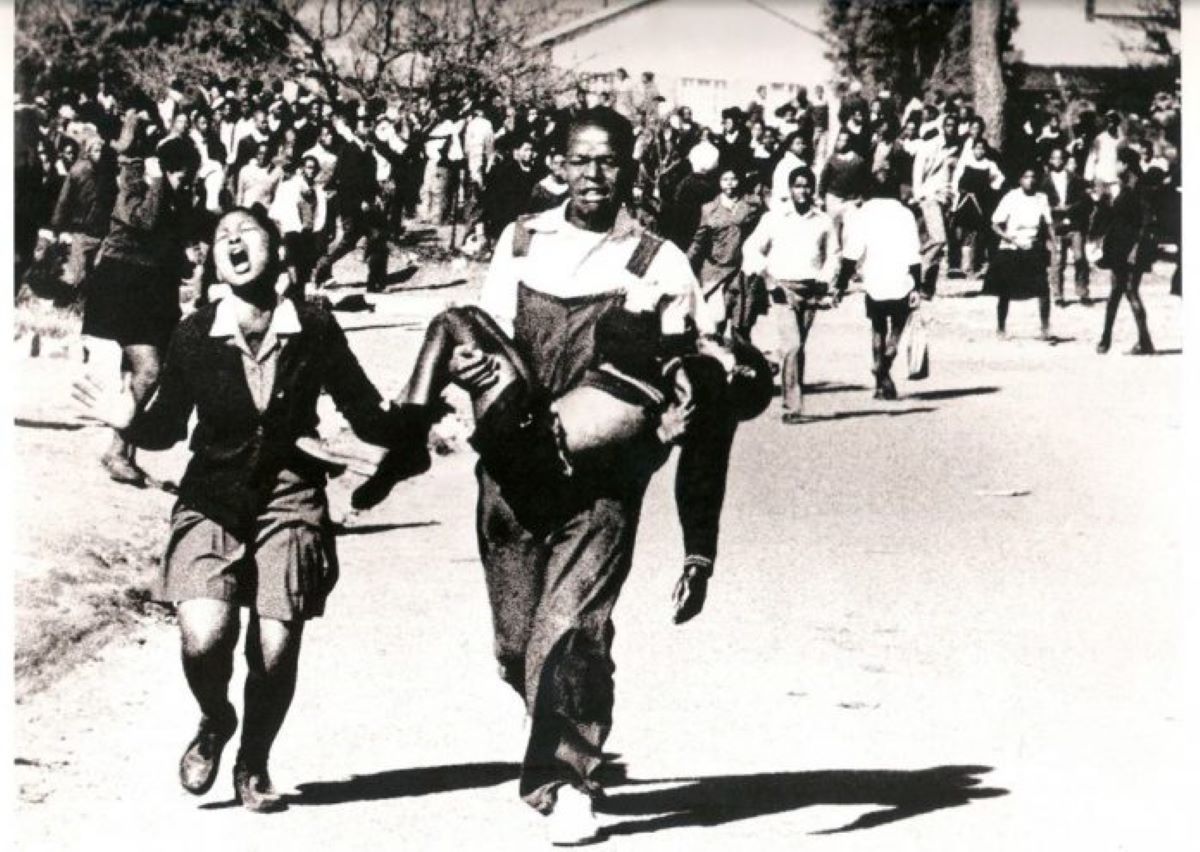 NelsonMandela's tweet image. On this day, 16 June 1976 thousands of students in Soweto protested against Bantu education and were subsequently attacked &amp;amp; killed by apartheid police.  Lest we forget. #YouthDay #YouthDay2020