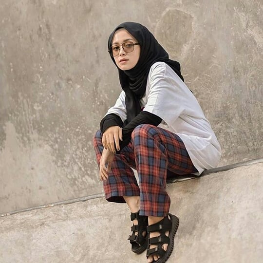 InspirationFas3's tweet photo. Mau outfit kamu lebih unik dan simple di lihat?? Yuks mix stylemu pake pants tartan😆😍
.
.
.
#outfitpants #stylefashion #stylefashionhijab #outfitinspiration #fashionhijab #ootdhijab https://t.co/z4uafQLTU8