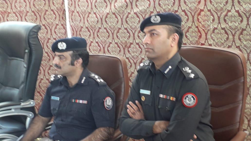 GhulamR54521138's tweet photo. پولیس پر تنقید کرنے کے بجائے آئیں ہم مل کر جرائم کے خلاف لڑیں 
@AsadAyub
@SindhCMHouse
@sindhpolicedmc
@DkashmoorAwam @jahmed95 @BBhuttoZardari @Mir73 @MuradAliShahPPP @SindhGovt1 @ManishKolhi @IhsanAh5 @miraltafkhoso https://t.co/dc96jm893i