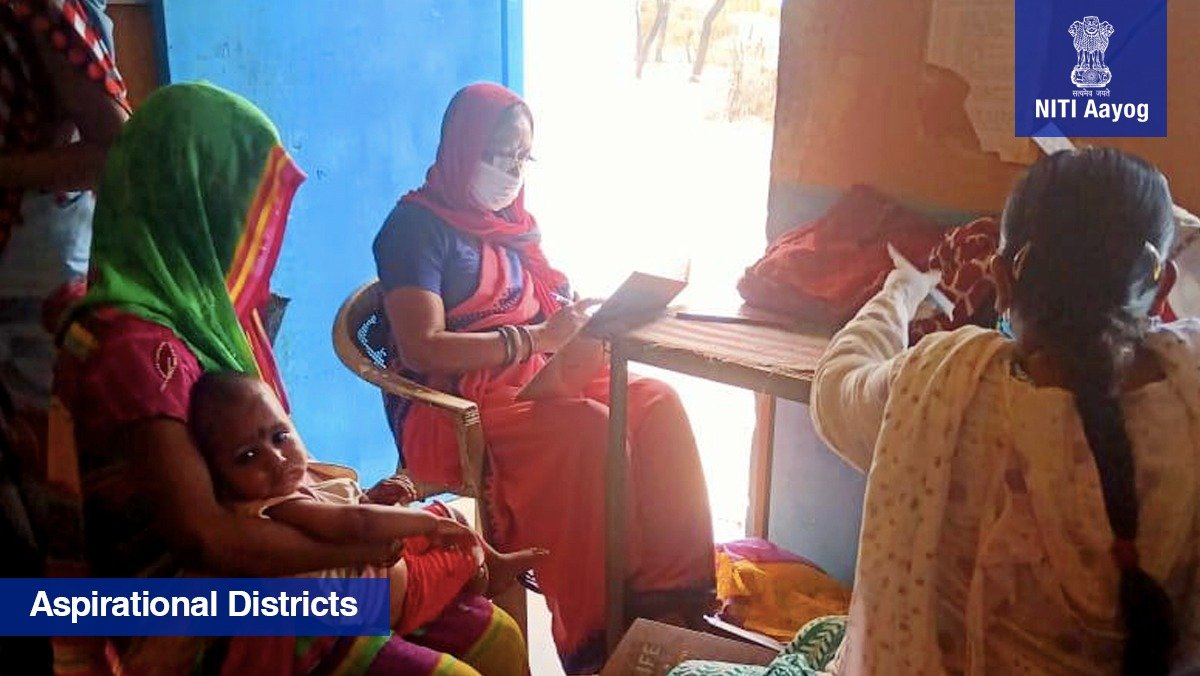 NITIAayog's tweet photo. During the Village Health, Sanitation and Nutrition Day in #AspirationalDistrict Guna, height and weight of children are monitored &amp; appetite tests undertaken to ensure that they are receiving optimum nutrition intake.  

#ForEveryChild, a nutritious diet! 🥘 https://t.co/gMEwLEmuK0