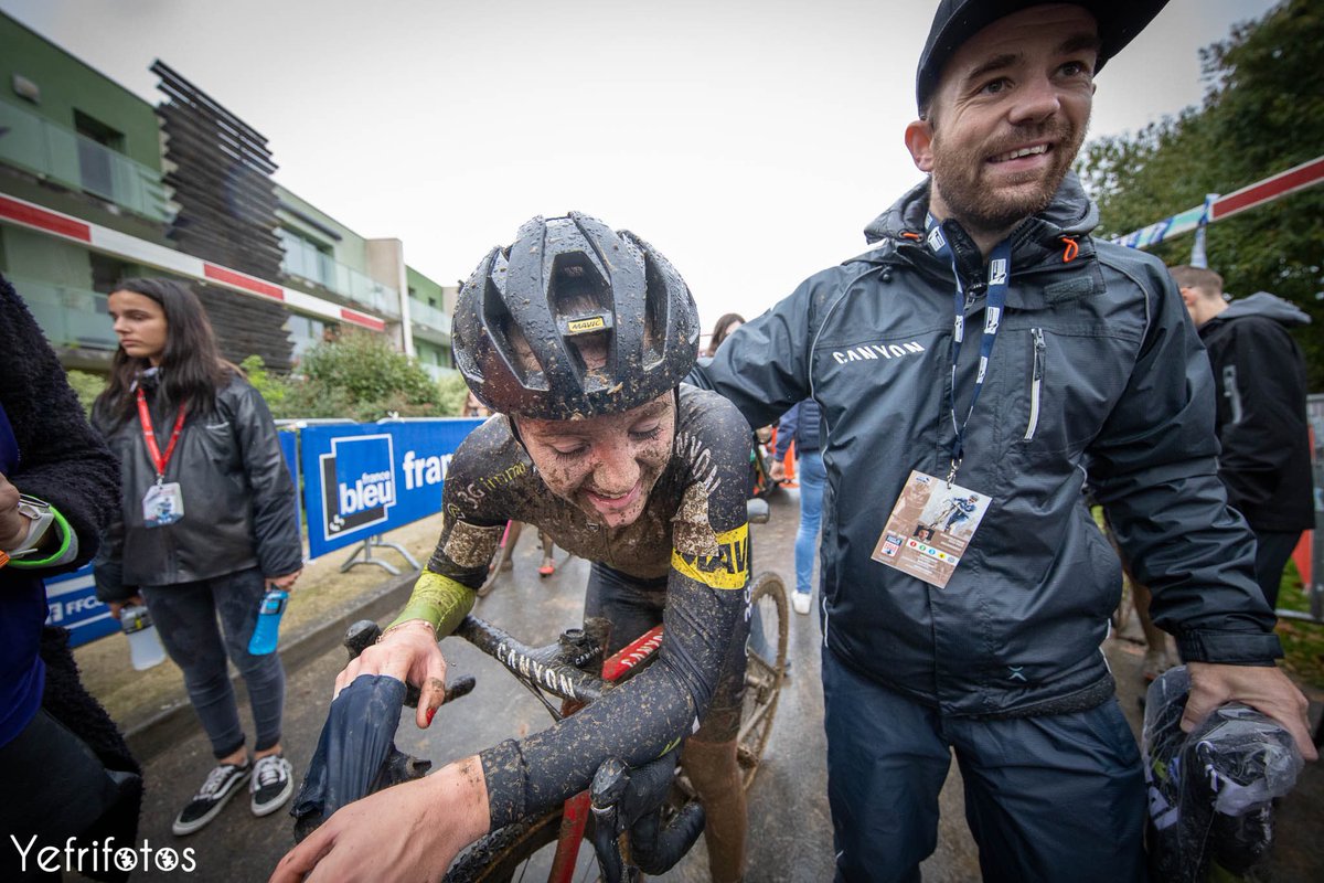 🥳 Toujours là pour ses coureurs, Raymond Chainel fête son anniversaire aujourd’hui. 

🤚 L’occasion de saluer cet homme indispensable au @CrossTeam88, toujours la banane, toujours le bon mot, toujours motivé. Merci pour tout Raymond et bel anniversaire ! 😁🎂

📸 <a href="/Yefrifotos/">Yefrifotos</a>