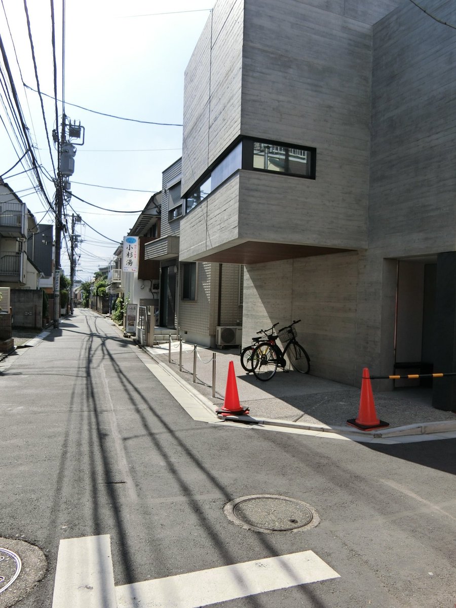 cafeuha's tweet photo. 高円寺で有名な小杉湯に行くつもりだったのに通り過ぎてしまい、なみのゆ（銭湯）まで来てしまったという人もいるのではないか。
小杉湯の看板が見えたら、その手前の道を右に入ろう。
もちろん、そこまで行ったのなら、なみのゆに入るのもよし。 https://t.co/TdZdVx5O3E