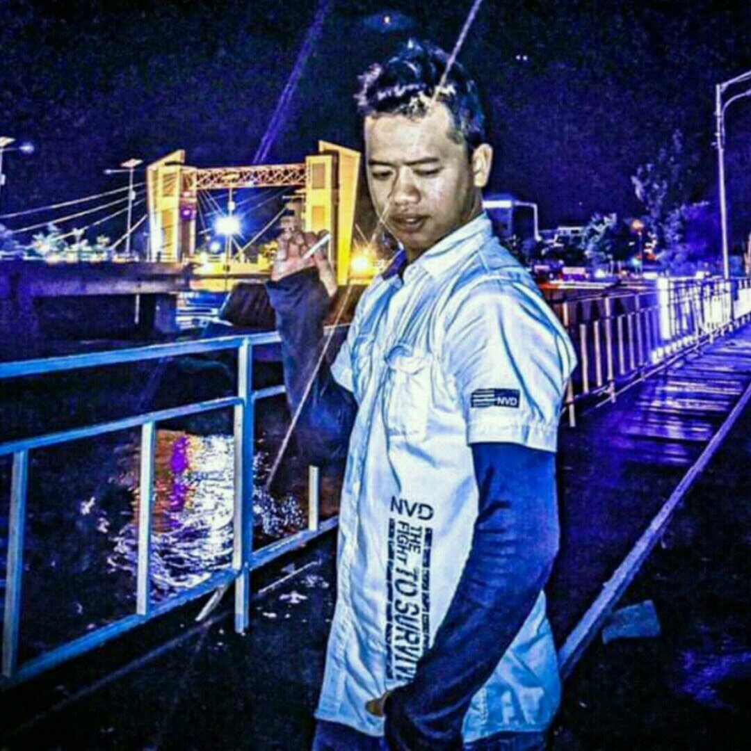 Sultonfauzy1's tweet photo. #FotoProfilBaru
Kita semua punya keinginan, tapi jangan lupa. Semesta punya kenyataan!!  😊
#brawijayabridge
#kotakediri 
#malamkediri https://t.co/z1JEXV0WN0