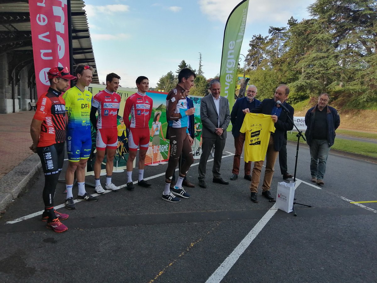 "Ravi de mettre en lumière notre belle Région" 🚴‍♂️☀️🤩
<a href="/romainbardet/">Romain Bardet</a> était à <a href="/Chatel_Guyon/">Ville de Châtel-Guyon</a> ce matin pour une reconnaissance de la 13e étape <a href="/LeTour/">Tour de France™</a> jusqu'au Puy Mary !

Un événement co-organisé par @ADVolcans, <a href="/Departement63/">Puy-de-Dôme, mon Département</a> <a href="/cantalauvergne/">Cantal Auvergne</a> et <a href="/RLV_agglo/">Riom Limagne et Volcans Agglomération</a> !