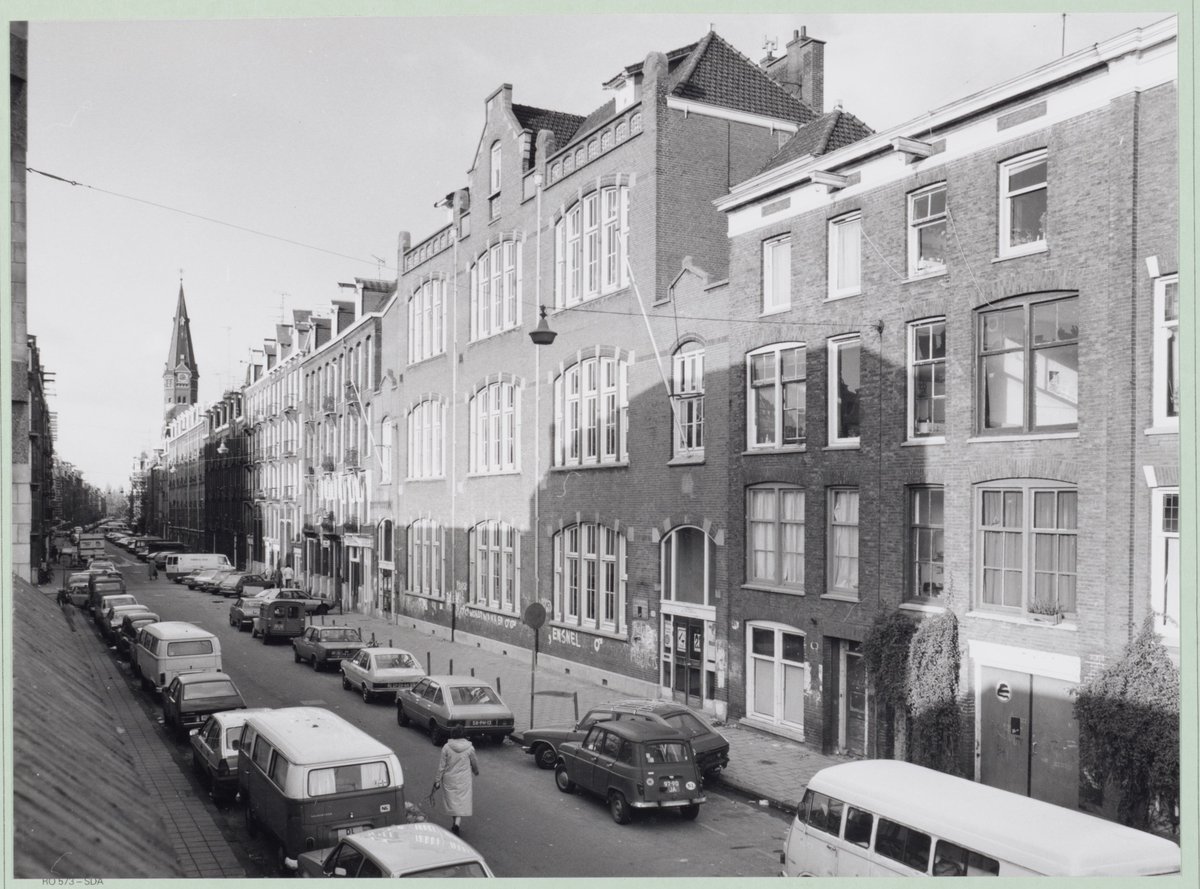 Het kan ook anders. Als je de straat weer als een plek voor mensen inricht:Amsterdam, Van Ostadestraat: in 1981 en 2017 (voor een volgend draadje)