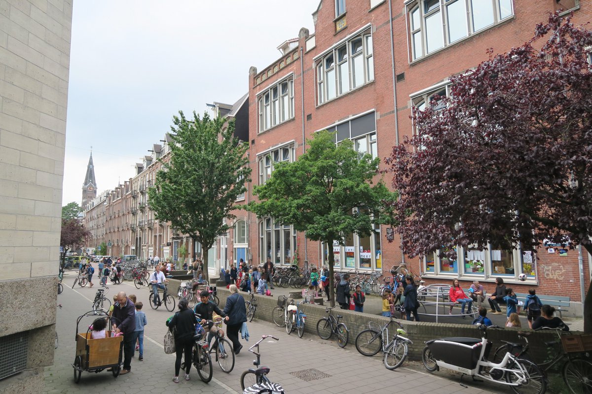 Het kan ook anders. Als je de straat weer als een plek voor mensen inricht:Amsterdam, Van Ostadestraat: in 1981 en 2017 (voor een volgend draadje)