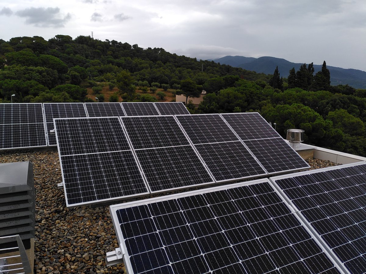 FesEnergia's tweet photo. Posem en marxa una nova instal·lació #fotovoltaica d'#autoconsum de 5,2 kWpic a l'Ametlla del Vallès. 16 mòduls fotovoltaics sobre estructura inclinada i amb una molt bona orientació sud, en un habitatge d'elevada #eficiència_energètica. https://t.co/g4lIH0vffp