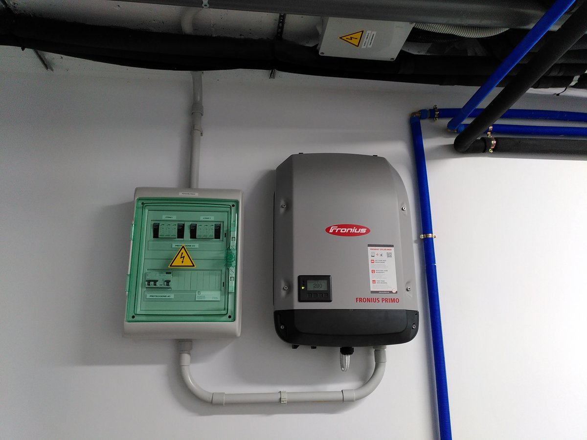 Posem en marxa una nova instal·lació #fotovoltaica d'#autoconsum de 5,2 kWpic a l'Ametlla del Vallès. 16 mòduls fotovoltaics sobre estructura inclinada i amb una molt bona orientació sud, en un habitatge d'elevada #eficiència_energètica.