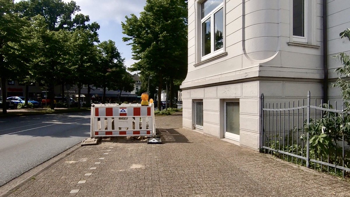 ADFC_Oldenburg's tweet photo. Ach #Oldenburg und deine #Baustelle|n. Sollen sich hier #Radfahrer in Luft auflösen? #absteigen? Oder unfreiwillig zum #Gehwegradler werden?
Kennt ihr auch solche Baustellen, wo man dem #Radverkehr keine Beachtung schenkt?
#mehrPlatzFürsRad https://t.co/mj8IMxdWXo