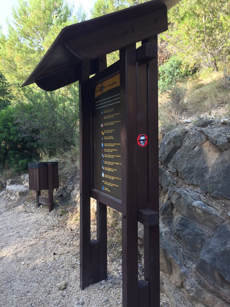 #AsíNo Los actos vandálicos en un entorno natural protegido como el Parc Natural de la Serra Gelada están penalizados. Es una vergüenza que esta mañana hayamos encontrado la ruta roja vandalizada de esta manera. Cuidemos de nuestros espacios naturales.