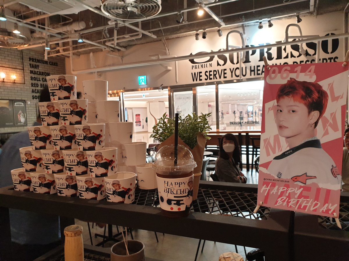 moontaeilbar's tweet photo. 배달원이 잘 못 보냈서 컵홀더를 찾을 수 없었습니다. 컵홀더와 부채이 카페에 도착했습니다. 좀 늦었지만 시간 되신 팬분들이 꼭 찾아주셨으면 좋겠습니다.
다시 한 번 죄송하고 여러분의 응원도 감사합니다.🙇‍♀️ https://t.co/Ys0iJNJiWL