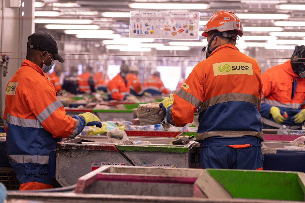Too many #masks still end up in our sorting centers for recycling which disrupt the usual #sorting processes and put our teams’ #health at risks.

Adopt the right behaviour 💡
⛔️Do not throw used masks in the #recycling bin 
✅Place them into the household waste bin 
#Thanks