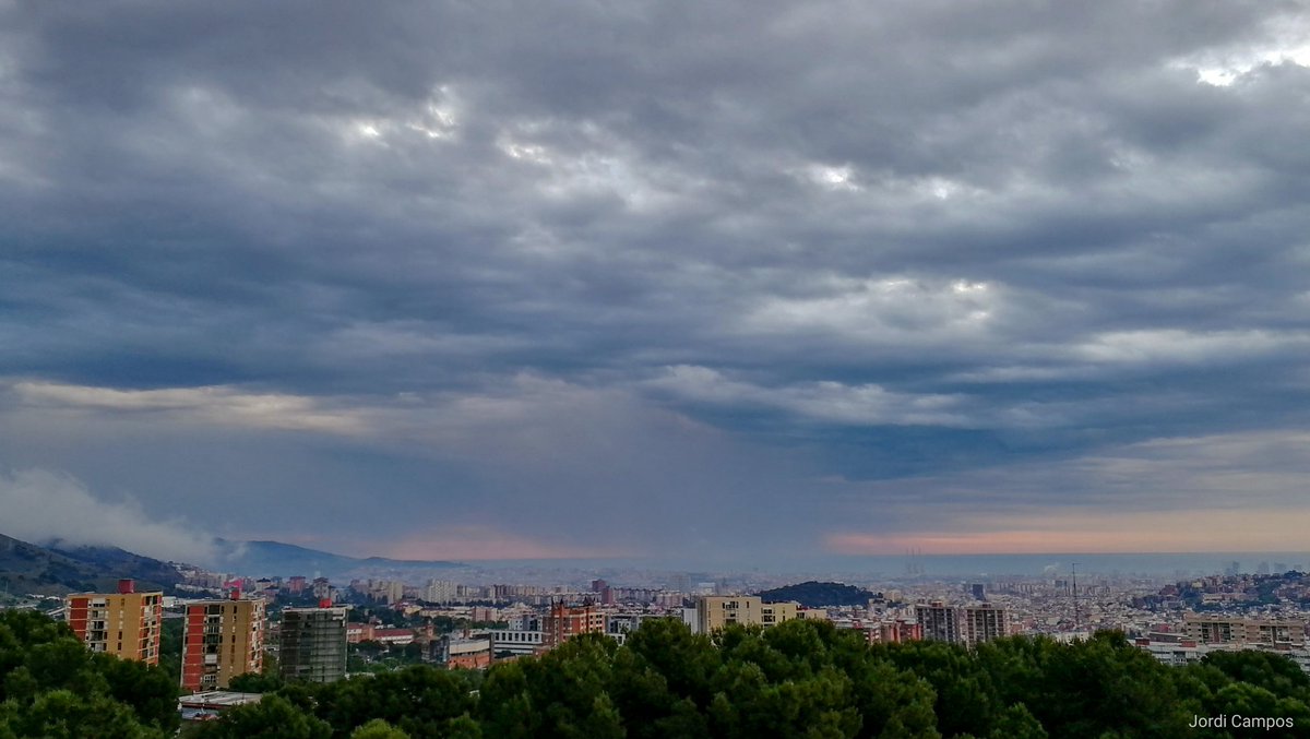 Bon dia, a les 06:50h ruixat afectant al front marítim del #Barcelonès des de #Montbau #Barcelona #eltempstv3 #arameteo #meteocat #StormHour #ThePhotoHour #eltempsamb