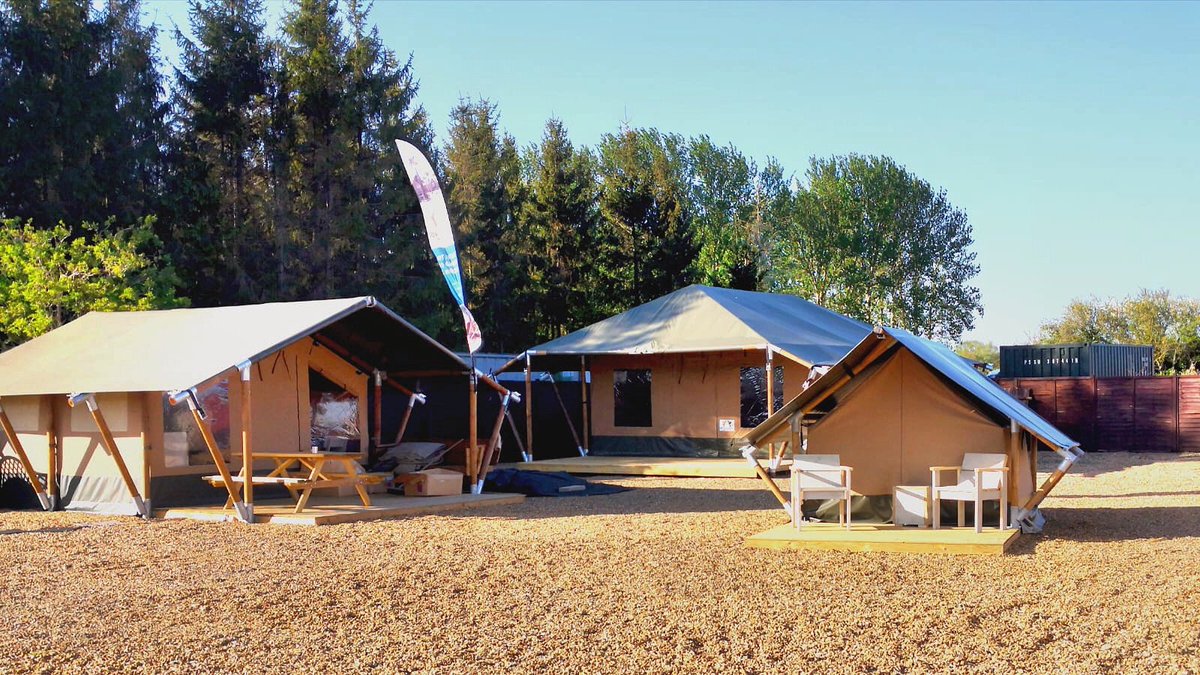 🇬🇧 Great Glamping News! Our UK showroom in Melbourn opens tomorrow (17th June). Doesnt’t the tentdisplay look great? ⛺️✨ #glamping #showroom #tentdisplay #uk #safaricottage #safaritent #compact #xs #glampingtent #outstandingtents #thenewwayofcamping