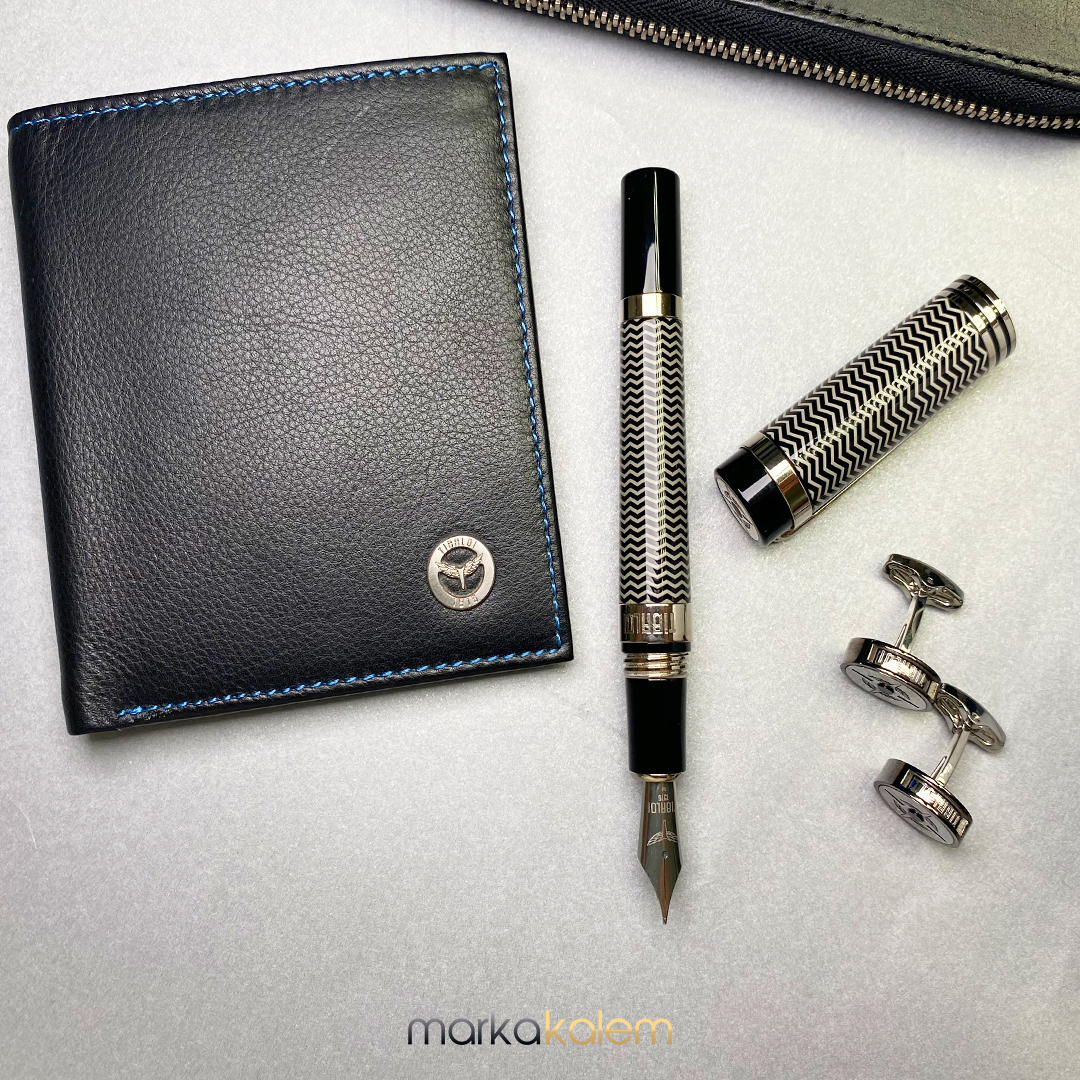 Tibaldi New York Dolma Kalem  akrilik malzemeden üretilmiştir . Kaleme sofistike bir zevk ve daha fazla zarafet tattıran, denenmiş ve onaylanmış işlevsellik ile asil bir tasarımın kusursuz birleşimini oluşturuyor . markakalem.com ve Erenköy mağazamızda sizleri bekliyor .