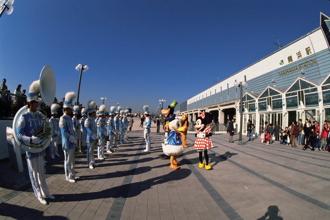 Chiba, Urayasu, Oriental Land and JR East wanted Maihama Station to be called ディズニーランド駅 (Disneyland Station). "Tokyo Disneyland Station" was probably a step too far for proud Chiba residents.