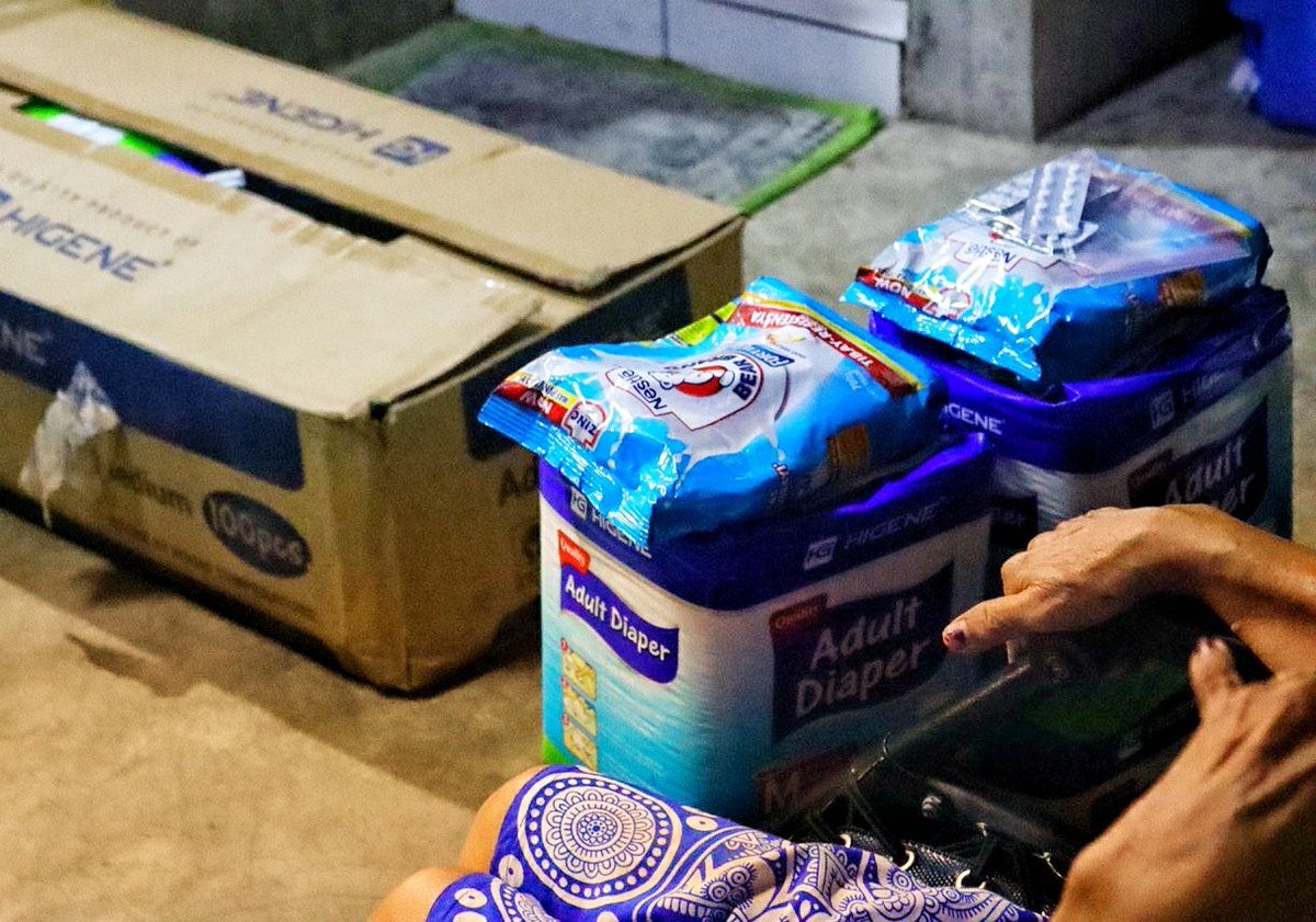 VicoSotto's tweet photo. Para di na lumabas ng bahay ang mga #Senior para kunin ang tulong sa #Hospice, nagsimula na ang HOUSE-TO-HOUSE DELIVERY ng diaper, gatas, gamot, Dswd pension, food coupons, at food pack👵🤗

Personal akong sumama sa unang mga bahay para makita yung flow ng pag-ikot ng team natin. https://t.co/94epdhDhKR