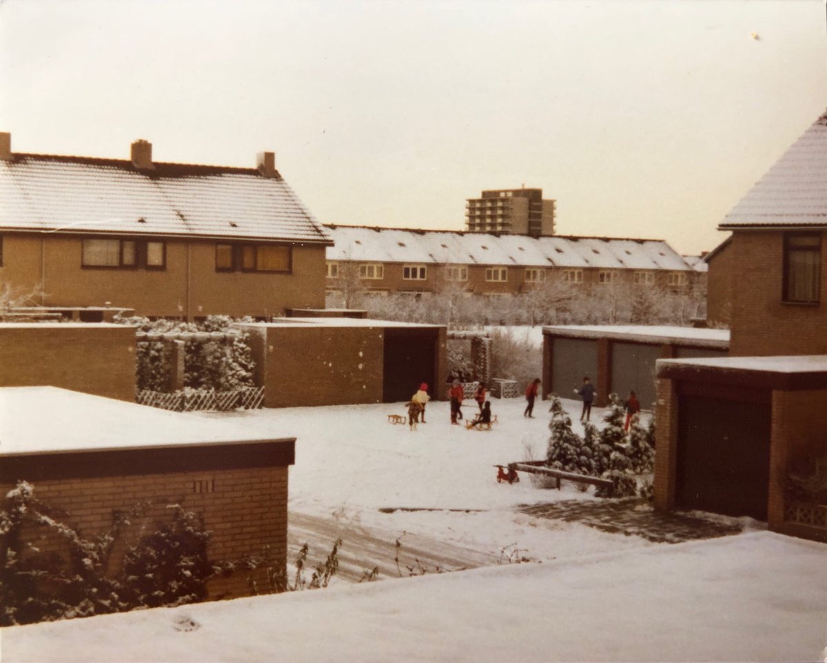 Dit deed de auto met jullie wijk:Odiliadonk Roosendaal: begin jaren 70 en nu https://decorrespondent.nl/11311/dit-deed-de-auto-met-jullie-wijk/1189318565325-47c96cc5