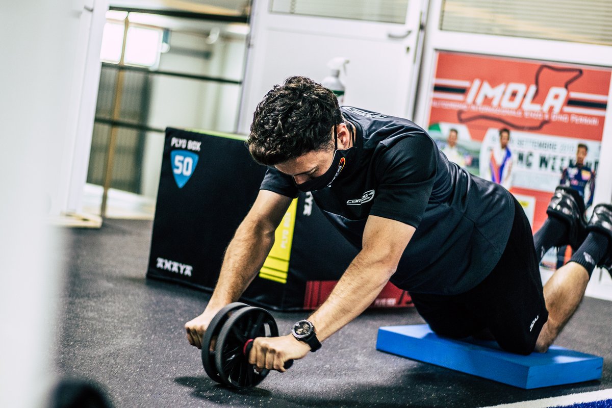 CamposRacing's tweet photo. New week, new goals!📍
Nuestros mecánicos se están poniendo más en forma que nunca! 💪
Vamos chicos que esas llantas de 18 no se levantan solas 🏋️♂️
#pitstop2020 https://t.co/sgCZlxDJyN