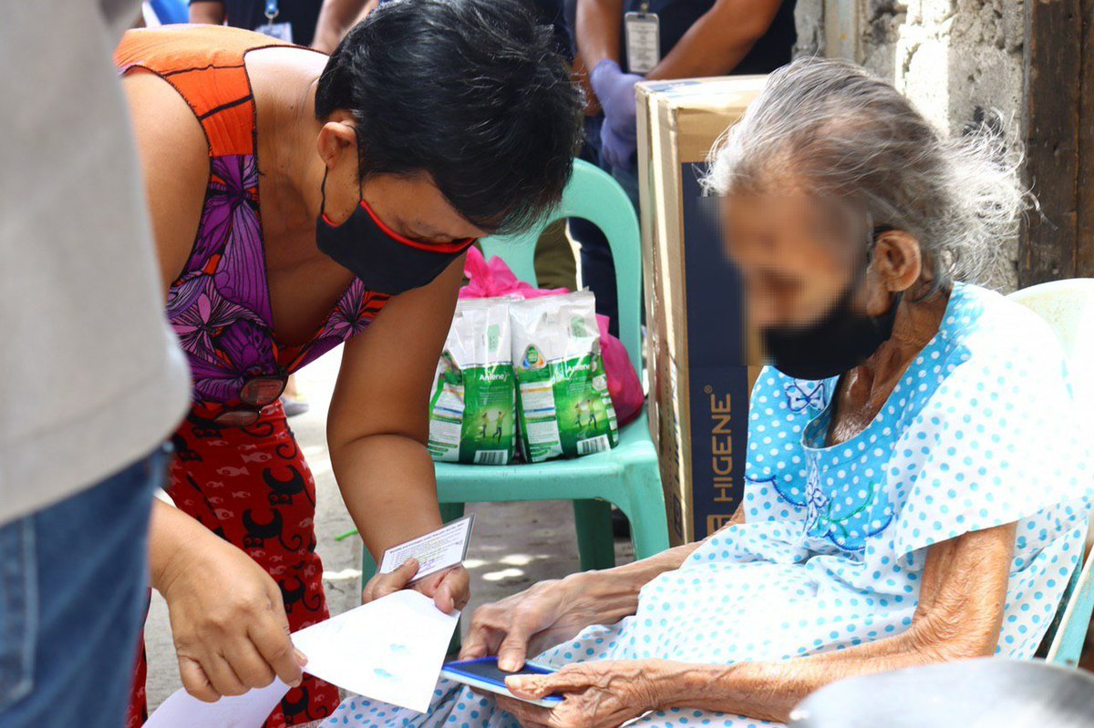 VicoSotto's tweet photo. Higit sa 2,400 ang benepisyaryo ng Hospice. Nasa 200 ang mapupuntahan ng team ngayong martes.

Karamihan sa kanila ay bedridden o hirap nang maglakad.

I-eexpand pa natin ito (kasama ito sa programang Universal Health Care ng Lungsod na na-delay nang dahil sa Covid-19). https://t.co/5PdgnLKdmN