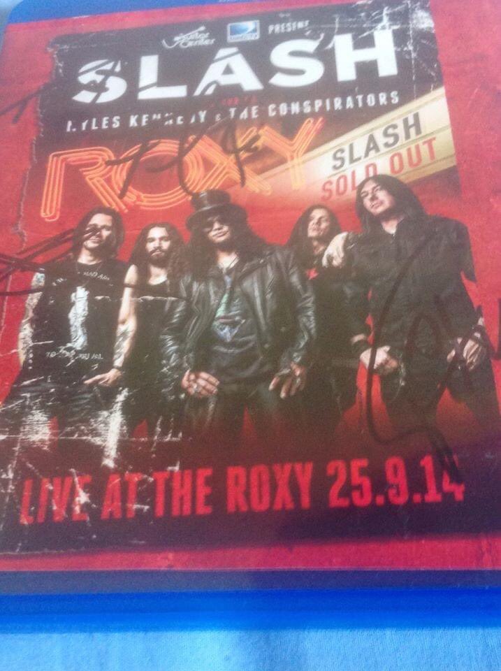 EmaEmaRock's tweet photo. Un fantastico live...queste cose mi fanno impazzire 😃 
Locandina originale firmata 
@todddammitkerns @Slash @MylesKennedy @brentfitz @franksidoris 
#SNKC #liveatroxy #slash #myleskennedyandtheconspirators https://t.co/P9i10cIRhF