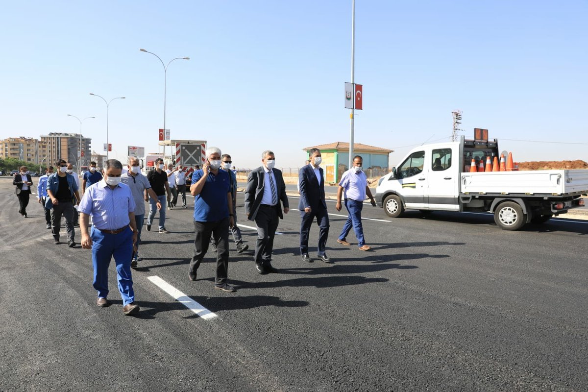 zabeyazgul's tweet photo. Karaköprü Belediye Başkanımız @MetinBaydilli, Genel Sekreterimiz, teknik elemanlarımız, yüklenici firma ve Karayolları Bölge Müdürü ile beraber Çevik Kuvvet Kavşağında 24 saat esasıyla yapılan çalışmaları inceledik.

İnşallah bugün çift taraflı olarak trafiğe açılacak. https://t.co/YepOzyyaS5
