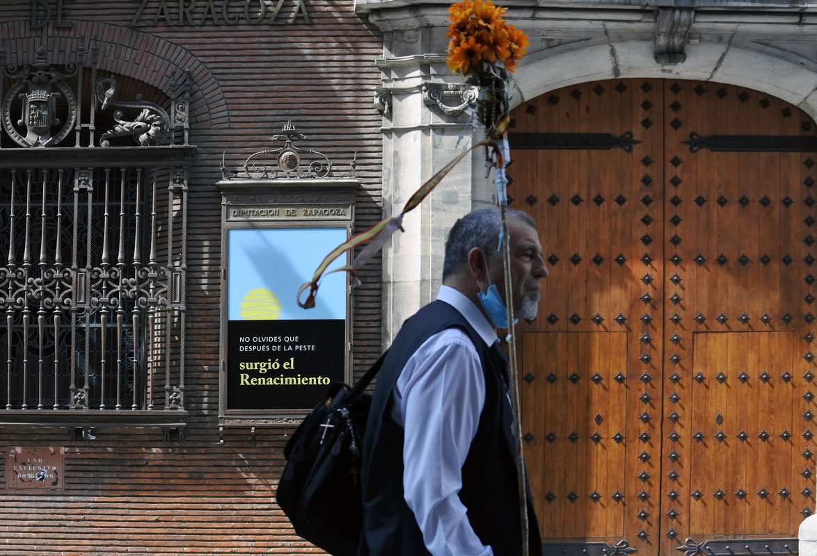 Renaissance #streetphoography #streetlife #citylife #streetscene #cityscene #colourphotography #Zaragoza #snapshot #candidshot #shotfromthehip #portraitphotography #portraitphoto #portrait #people #coviddiaries #coviddays #rebirth #afterthepandemic #AfterTheLockdown #renacimiento