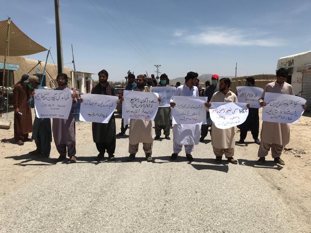 AbdulQa90172051's tweet image. #OnlineClasses protest in Basima #Balochistan.
Students are facing online classes badly and chanting slogans for their rights. Students have been ignored since from 17 March.
#OnlineClassesfailed