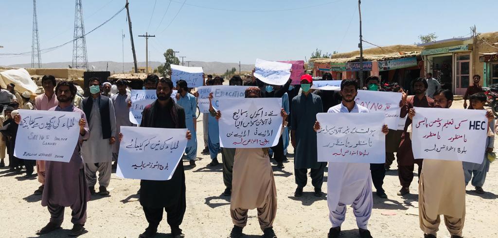 AbdulQa90172051's tweet image. #OnlineClasses protest in Basima #Balochistan.
Students are facing online classes badly and chanting slogans for their rights. Students have been ignored since from 17 March.
#OnlineClassesfailed