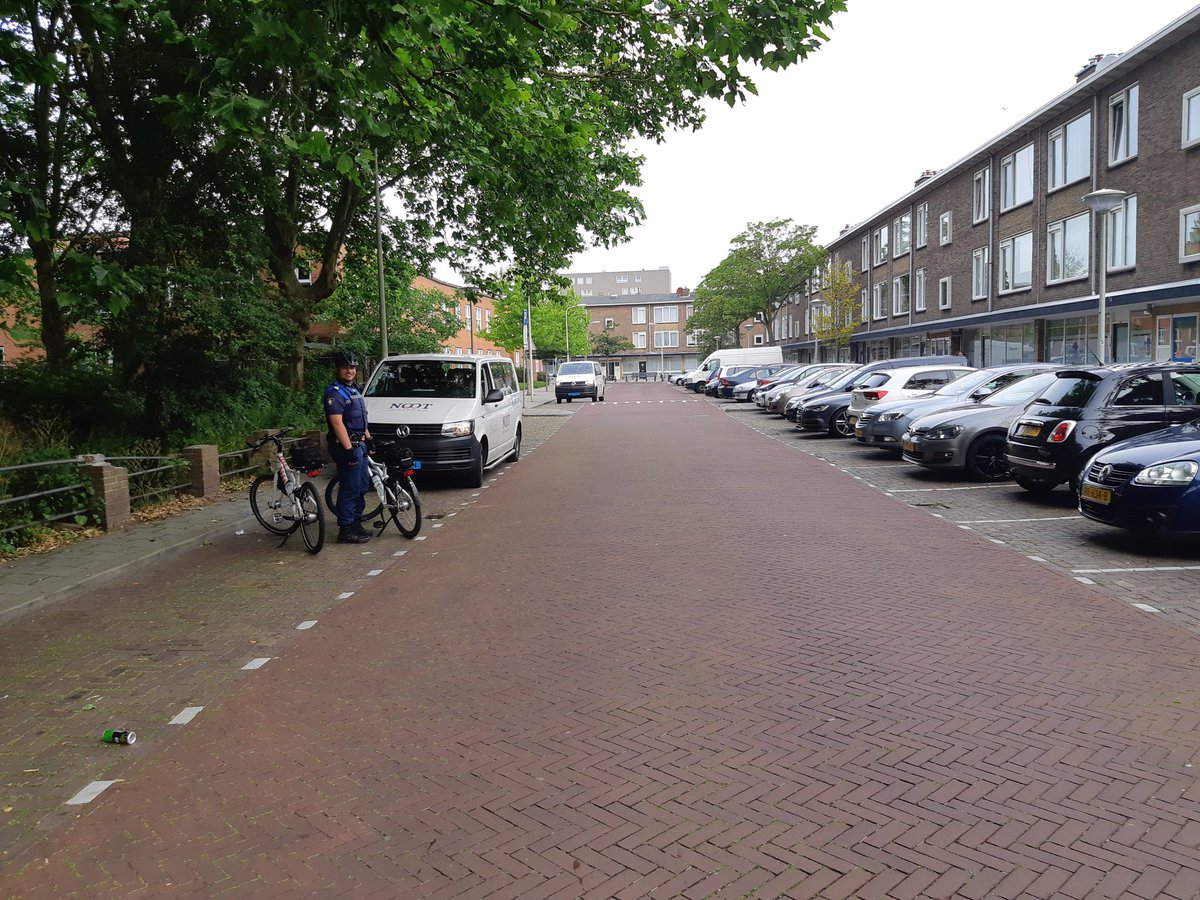 WA_Vrederust's tweet photo. Goeiemorgen.
Vandaag samen met collega Tim van het #handhavingsteam #waakzaam en #dienstbaar in de wijk. Vanochtend rondje scholen gedaan.
#vanKoetsveldschool #Erasmusschool #PetrusDondersschool #DeSpringplank
#HofstedeCollege
Wij zijn #zichtbaar en #aanspreekbaar in de wijk. https://t.co/jzimcKO6Wu
