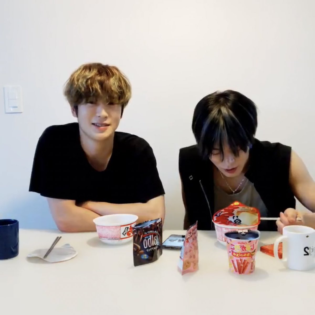 Schanan4's tweet photo. แค่มานั่งกินรามายอนให้ดู แค่นี้ก็ดีใจแล้วอ่ะ ได้รู้ว่าอยู่ดีมีสุข กินครบทุกมื้อ แค่นี้ก็ชื่นใจแล้ว แต่ไม่หายคิดถึงหรอกนะ อยากให้มาบ่อยๆ #JAEHYUN #YUTA https://t.co/fUI9aMhWy2