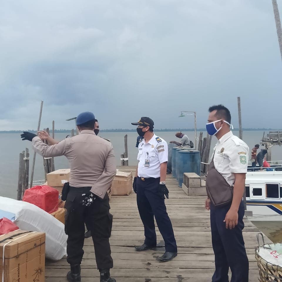 ksop_tgbuton's tweet photo. #Giat sore kawanlaut
Kegiatan pengawasan penyebrangan penumpang dalam penerapan New Normal / kebiasaan baru di Wilayah Kerja Tanjung Buton
#DJPLKerjaDenganHati 
#lawancovid19 
#penghubungIndonesia 
#kememhun151

https://t.co/tm8tyA7jBl https://t.co/T5q01IOmhT