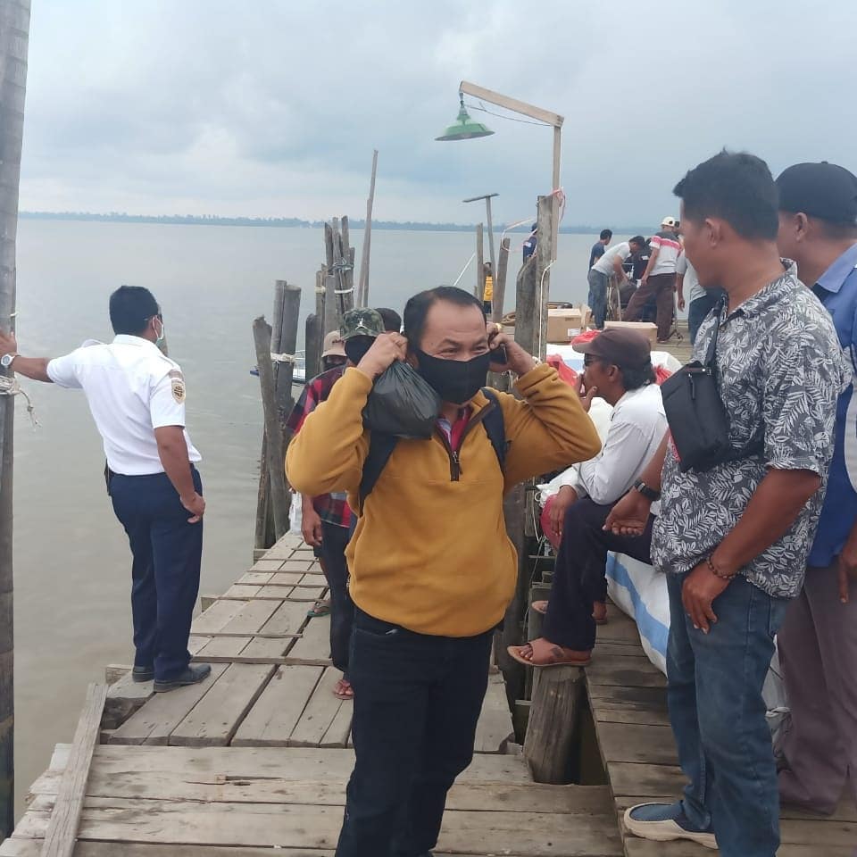 ksop_tgbuton's tweet photo. #Giat sore kawanlaut
Kegiatan pengawasan penyebrangan penumpang dalam penerapan New Normal / kebiasaan baru di Wilayah Kerja Tanjung Buton
#DJPLKerjaDenganHati 
#lawancovid19 
#penghubungIndonesia 
#kememhun151

https://t.co/tm8tyA7jBl https://t.co/T5q01IOmhT