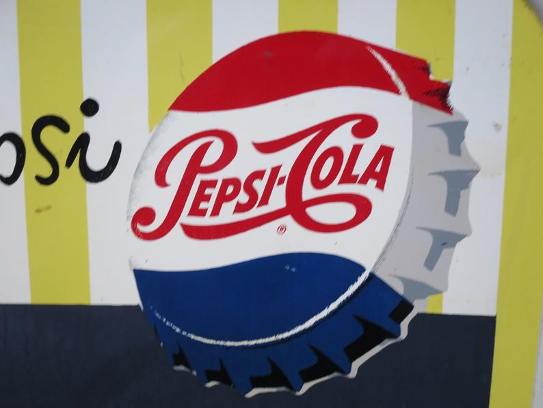 swirlingO's tweet photo. True #VINTAGEPEPSI blackboard sign, #Pepsi #vintage #Rare cool restaurant advertising #tmtinsta #mnttoi #emnttm #kisteam #teamUnity #specialt @SympathyRTs https://t.co/3rIcJZc4F6