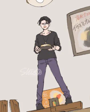 オムライスを持って立ち尽くしてる人 