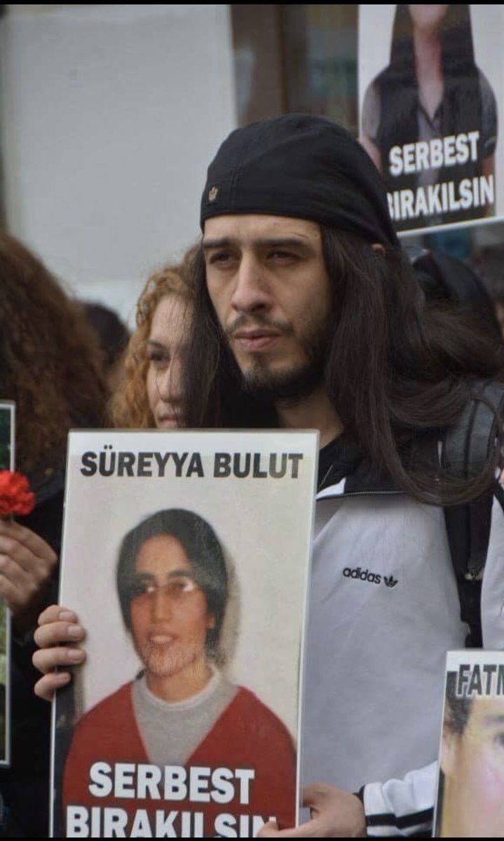 Bugüne kadar şiddete bulaşmayan oğlum,mazlumun hakkını aramış,ülkenin sorunlarnı dile getirmiş bir insan olarak neden tutsak? Demokratik haklar kimin için meşru! Sadece tweet attığı için 27 gündür rehin!
Yaşattıklarnızı yaşayın başka bir şey demiyorum 
#TaylanKulaçoğlunaÖzgürlük