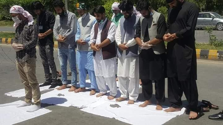 waqassaleem650's tweet photo. Apni bat HEC tak pohnchany ki khatir anay walay ye talaba, joTapti dhoop main beech sarak namaz ada kar rahay hain, ager ye Mulk Dushman hain to phir mujhay wo shakhs dikha dain jo muhib wattan hai. https://t.co/Gqc2ZMgh2F