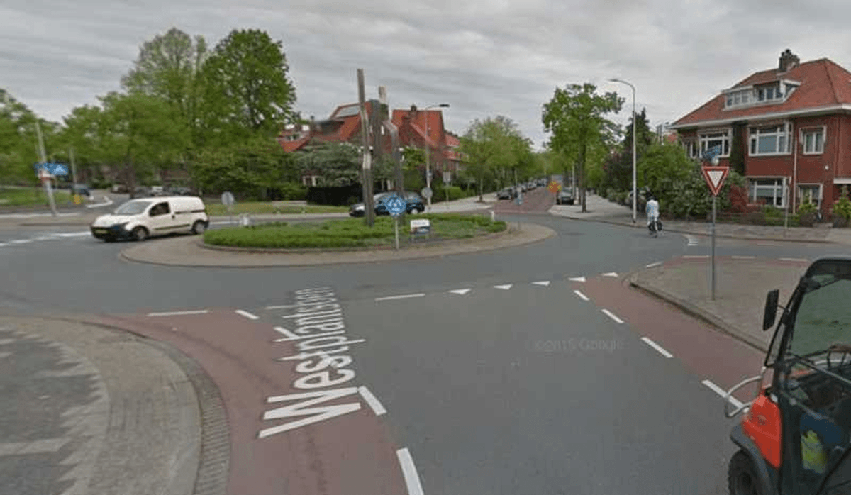 Dit maakten we mogelijk voor onze auto's in onze wijk:Delft, Hof van Delft: jaren 30 en nu https://decorrespondent.nl/11311/dit-deed-de-auto-met-jullie-wijk/1189318565325-47c96cc5