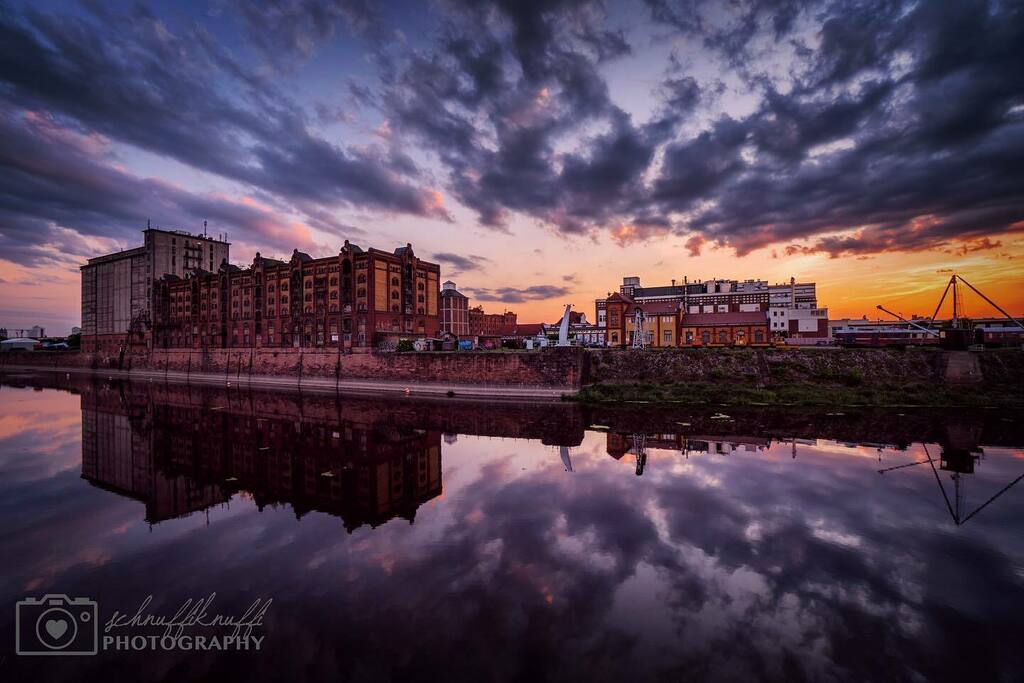 SchnuffiKnuffi's tweet photo. Ab jetzt gibt es noch mehr Sonnenuntergang auf den Fotos 😍
#hafenmagdeburg #hafen #wissenschaftshafen #weitwinkel #fotografie #photography #hobbyfotografie #magdeburgerleben #magdeburg #foto_follower_loop #ig_magdeburg #wirsindmd #unsermagdeburg #su… https://t.co/MBcFMOHSlC https://t.co/oZ9z4QpZJQ
