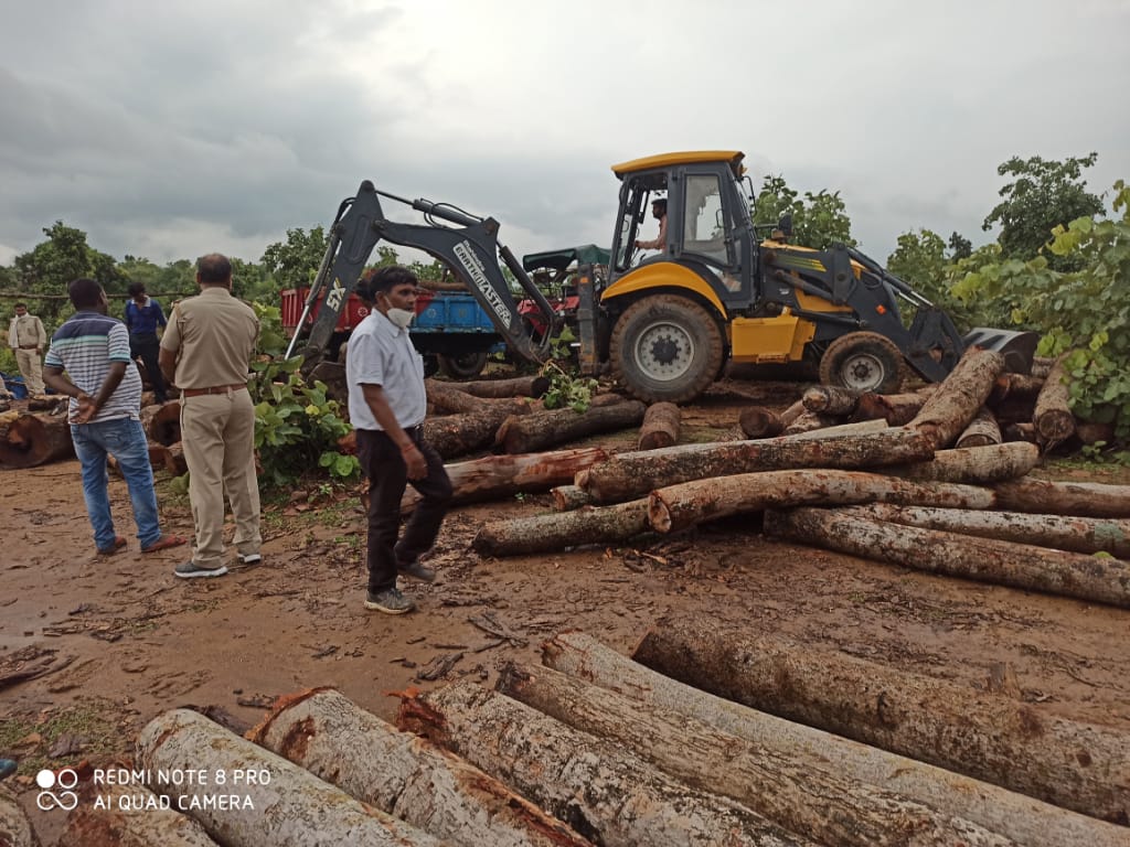 Dfochatrasouth's tweet photo. Today a massive raid was conducted under the supervision of DFO in Pratappur range(Ghorigath &amp; Charka)and I am delighted to say that 4 saw mills were demolished and 9 tractors of woods was seized from the site.@Forest_Dept_GOJ @Sanjivkumar_IFS @moefcc @chatrapolice @JharkhandCMO https://t.co/DssHZ1zN0V